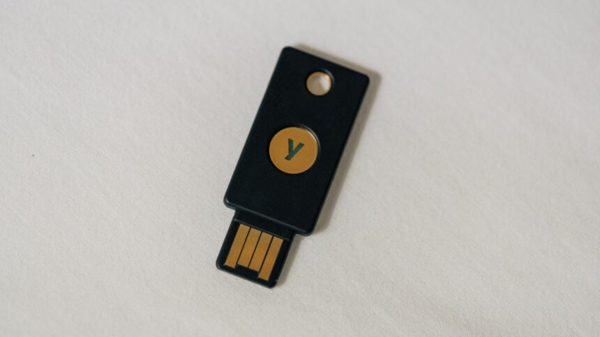Φυσικό κλειδί ασφαλείας USB για ταυτοποίηση δύο παραγόντων