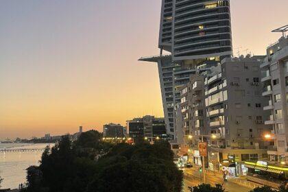 Παραλιακό μέτωπο και κτίρια κατοικιών στη Λεμεσό, 23 Σεπτεμβρίου 2025