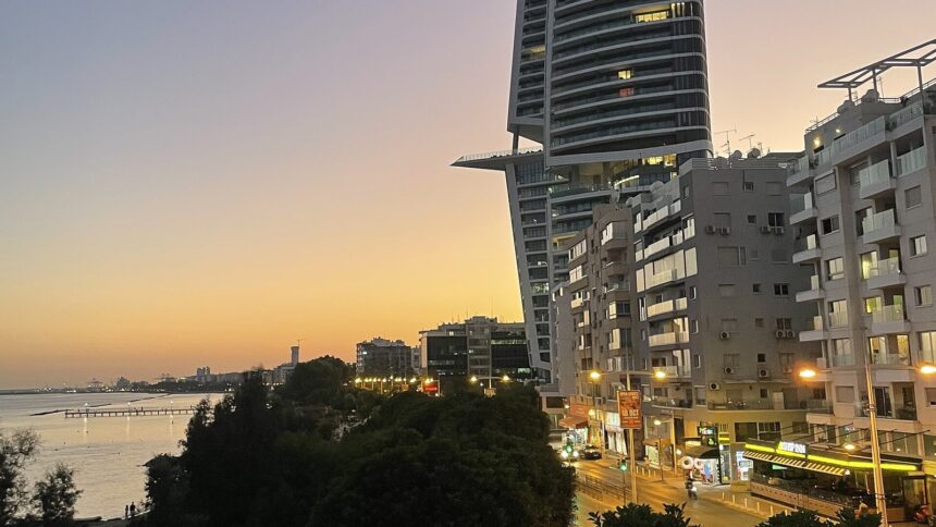 Παραλιακό μέτωπο και κτίρια κατοικιών στη Λεμεσό, 23 Σεπτεμβρίου 2025