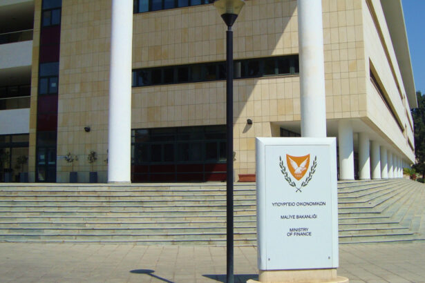 Η είσοδος και η επιγραφή του Υπουργείου Οικονομικών στη Λευκωσία