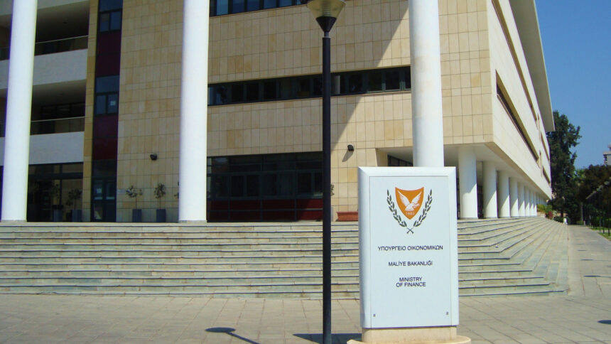 Η είσοδος και η επιγραφή του Υπουργείου Οικονομικών στη Λευκωσία