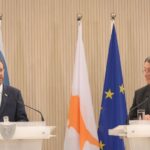Οι τότε Πρόεδροι Κύπρου και Ισραήλ σε κοινές δηλώσεις με τις σημαίες των δύο χωρών στη Λευκωσία, 2 Μαρτίου 2022
