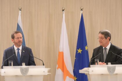Οι τότε Πρόεδροι Κύπρου και Ισραήλ σε κοινές δηλώσεις με τις σημαίες των δύο χωρών στη Λευκωσία, 2 Μαρτίου 2022