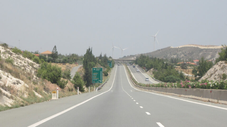 Ο αυτοκινητόδρομος Α5 κοντά στο Αλεθρικό της Κύπρου