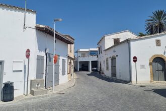 Όψη της Αθηένου με το παλιό Χάνι του Μεστάνα