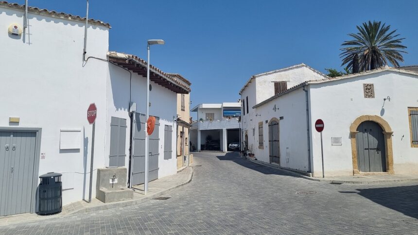 Όψη της Αθηένου με το παλιό Χάνι του Μεστάνα