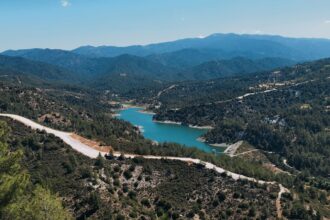 Φράγμα σε ορεινή περιοχή της Κύπρου, φωτογραφία αρχείου που δεν αποτυπώνει τη σημερινή στάθμη
