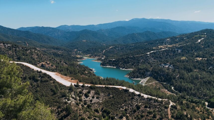 Φράγμα σε ορεινή περιοχή της Κύπρου, φωτογραφία αρχείου που δεν αποτυπώνει τη σημερινή στάθμη