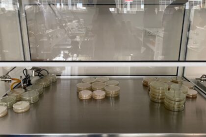 Εξοπλισμός μικροβιολογικού εργαστηρίου