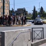 Πεζοί περιμένουν σε διάβαση μπροστά από τη Βουλή στην Αθήνα