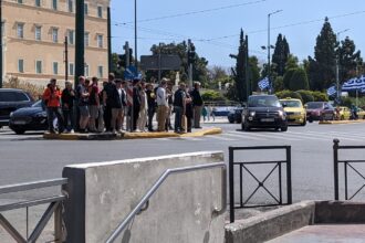 Πεζοί περιμένουν σε διάβαση μπροστά από τη Βουλή στην Αθήνα