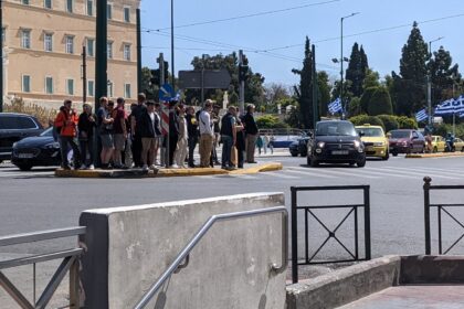 Πεζοί περιμένουν σε διάβαση μπροστά από τη Βουλή στην Αθήνα