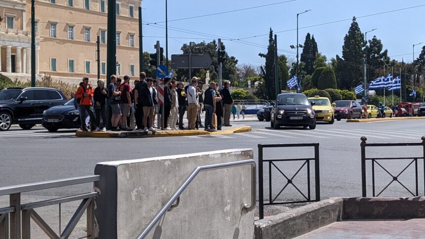 Πεζοί περιμένουν σε διάβαση μπροστά από τη Βουλή στην Αθήνα