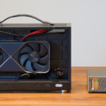 Επιτραπέζιο σύστημα NVIDIA DGX Spark δίπλα σε υπολογιστή με κάρτα RTX 5070. Μάιος 2026.
