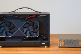 Επιτραπέζιο σύστημα NVIDIA DGX Spark δίπλα σε υπολογιστή με κάρτα RTX 5070. Μάιος 2026.