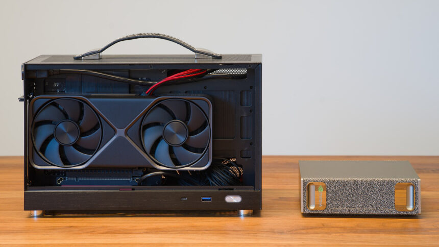Επιτραπέζιο σύστημα NVIDIA DGX Spark δίπλα σε υπολογιστή με κάρτα RTX 5070. Μάιος 2026.