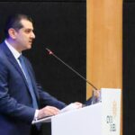 Ο Μιχάλης Δαμιανός στο βήμα συνεδρίου για το κλίμα στη Λευκωσία
