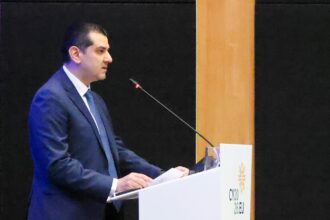 Ο Μιχάλης Δαμιανός στο βήμα συνεδρίου για το κλίμα στη Λευκωσία