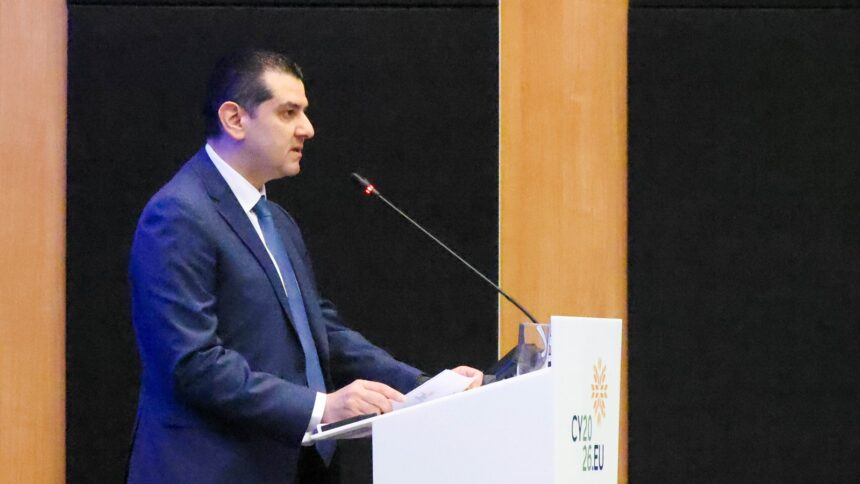 Ο Μιχάλης Δαμιανός στο βήμα συνεδρίου για το κλίμα στη Λευκωσία