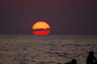 Ηλιοβασίλεμα στο Ιόνιο Πέλαγος από το Capilungo της Ιταλίας