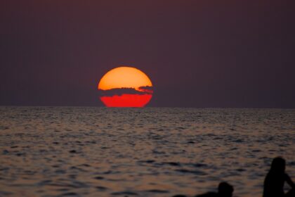 Ηλιοβασίλεμα στο Ιόνιο Πέλαγος από το Capilungo της Ιταλίας