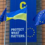 Σημαίες της Ευρωπαϊκής Ένωσης και της Ουκρανίας έξω από το κτίριο Μπερλεμόν στις Βρυξέλλες