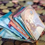Χαρτονομίσματα και κέρματα ευρώ σε τραπέζι