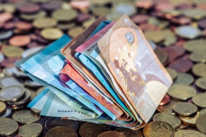 Χαρτονομίσματα και κέρματα ευρώ σε τραπέζι