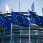Σημαίες της Ευρωπαϊκής Ένωσης μπροστά σε κτίριο ευρωπαϊκού θεσμού