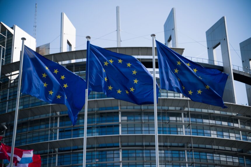 Σημαίες της Ευρωπαϊκής Ένωσης μπροστά σε κτίριο ευρωπαϊκού θεσμού