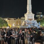 Διαδηλωτές για το δικαίωμα στη στέγαση στην πλατεία Ροσίο της Λισαβόνας