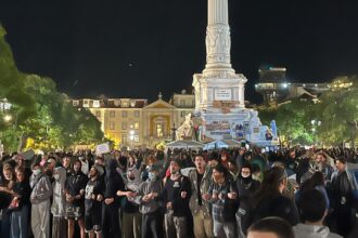 Διαδηλωτές για το δικαίωμα στη στέγαση στην πλατεία Ροσίο της Λισαβόνας