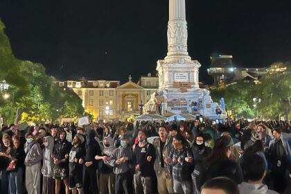 Διαδηλωτές για το δικαίωμα στη στέγαση στην πλατεία Ροσίο της Λισαβόνας