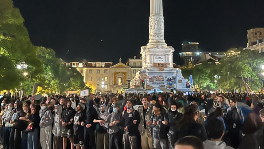 Διαδηλωτές για το δικαίωμα στη στέγαση στην πλατεία Ροσίο της Λισαβόνας