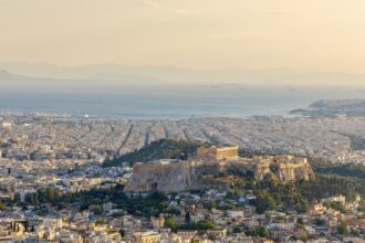 Η Ακρόπολη και το αστικό τοπίο της Αθήνας από τον Λυκαβηττό, 26 Μαΐου 2026. Ενδεικτική εικόνα της ελληνικής αγοράς· δεν απεικονίζει συγκεκριμένο επενδυτικό έργο της έρευνας EY.