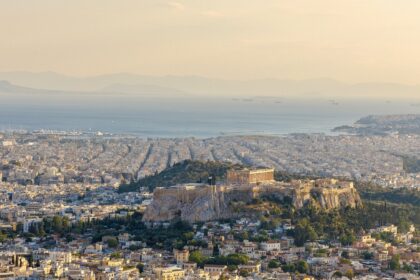 Η Ακρόπολη και το αστικό τοπίο της Αθήνας από τον Λυκαβηττό, 26 Μαΐου 2026. Ενδεικτική εικόνα της ελληνικής αγοράς· δεν απεικονίζει συγκεκριμένο επενδυτικό έργο της έρευνας EY.