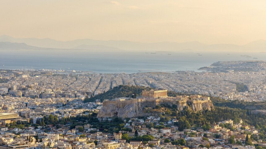 Η Ακρόπολη και το αστικό τοπίο της Αθήνας από τον Λυκαβηττό, 26 Μαΐου 2026. Ενδεικτική εικόνα της ελληνικής αγοράς· δεν απεικονίζει συγκεκριμένο επενδυτικό έργο της έρευνας EY.