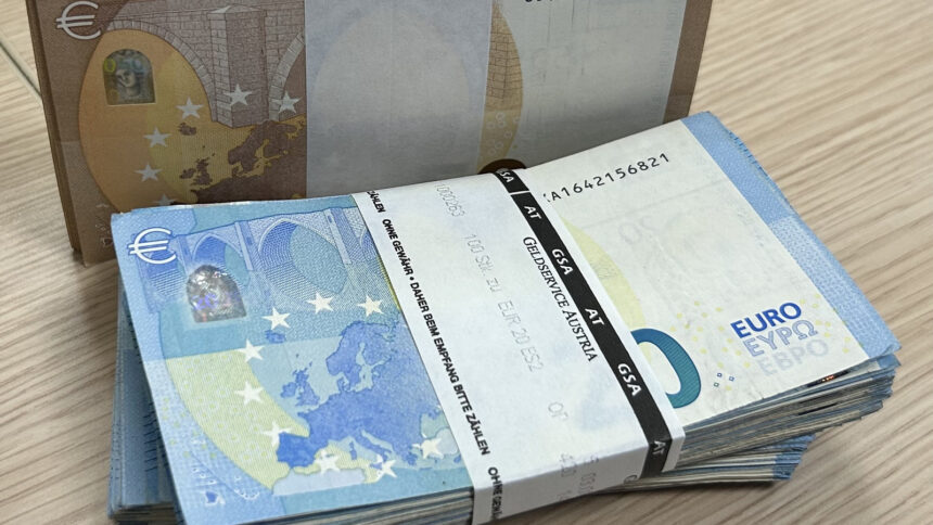 Δεσμίδες χαρτονομισμάτων των 20 και 50 ευρώ