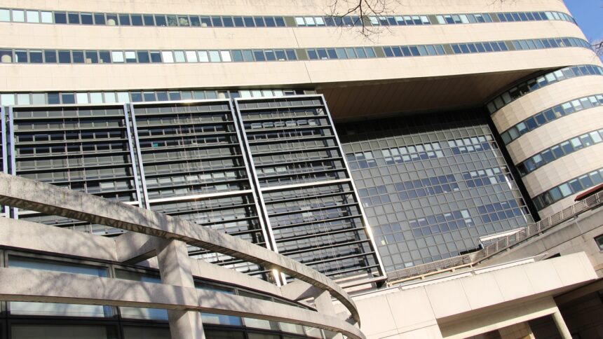 Η πρόσοψη του γαλλικού Υπουργείου Οικονομικών στο Μπερσί του Παρισιού