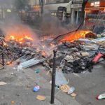 Φλεγόμενο οδόφραγμα στη rue Beaubourg στο Παρίσι στις 17 Οκτωβρίου 2026