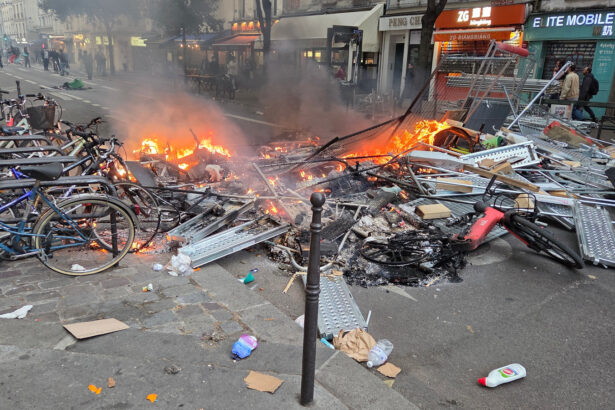 Φλεγόμενο οδόφραγμα στη rue Beaubourg στο Παρίσι στις 17 Οκτωβρίου 2026