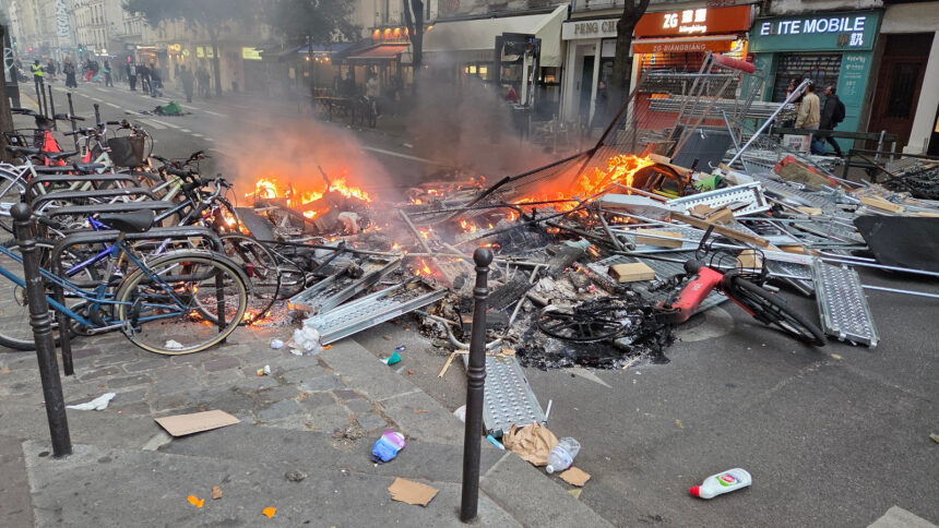 Φλεγόμενο οδόφραγμα στη rue Beaubourg στο Παρίσι στις 17 Οκτωβρίου 2026
