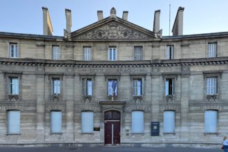 Η πρόσοψη του Lycée Arago στο Παρίσι