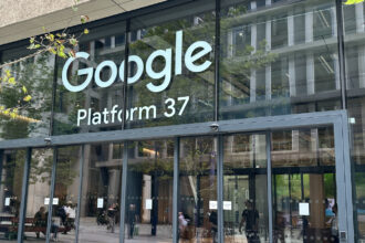 Η είσοδος της Google στο Platform 37 του Λονδίνου