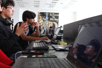 Νέοι συμμετέχοντες σε εργαστήριο τεχνολογίας