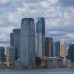 Ο Goldman Sachs Tower στο παραλιακό μέτωπο του Jersey City από τον ποταμό Hudson
