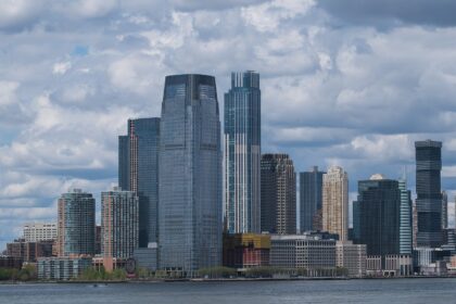 Ο Goldman Sachs Tower στο παραλιακό μέτωπο του Jersey City από τον ποταμό Hudson