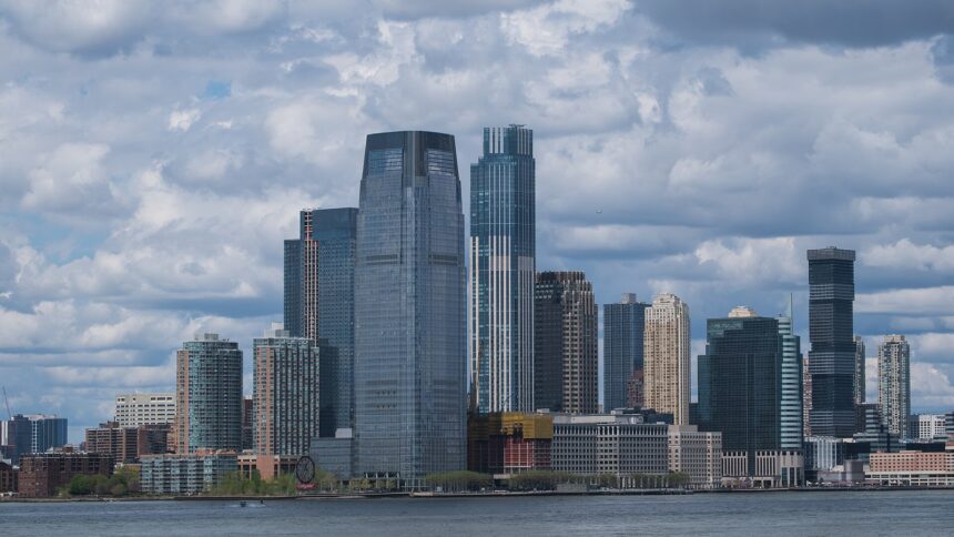 Ο Goldman Sachs Tower στο παραλιακό μέτωπο του Jersey City από τον ποταμό Hudson