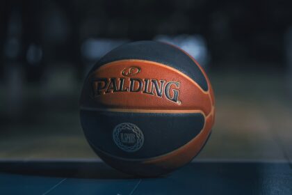 Μπάλα μπάσκετ πάνω σε παρκέ γηπέδου