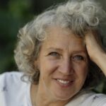 Γυναίκα με γκρίζα σγουρά μαλλιά σε κήπο — φωτογραφία αρχείου του 2025